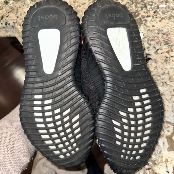 Yeezy Boost 350 V2 in Onyx - Picture 5 of 5